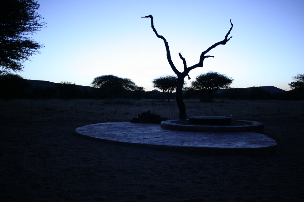 [477] 2016_06_22_01_28_15_Africa_Canon_EOS_30D_IMG_1745_00013.jpg